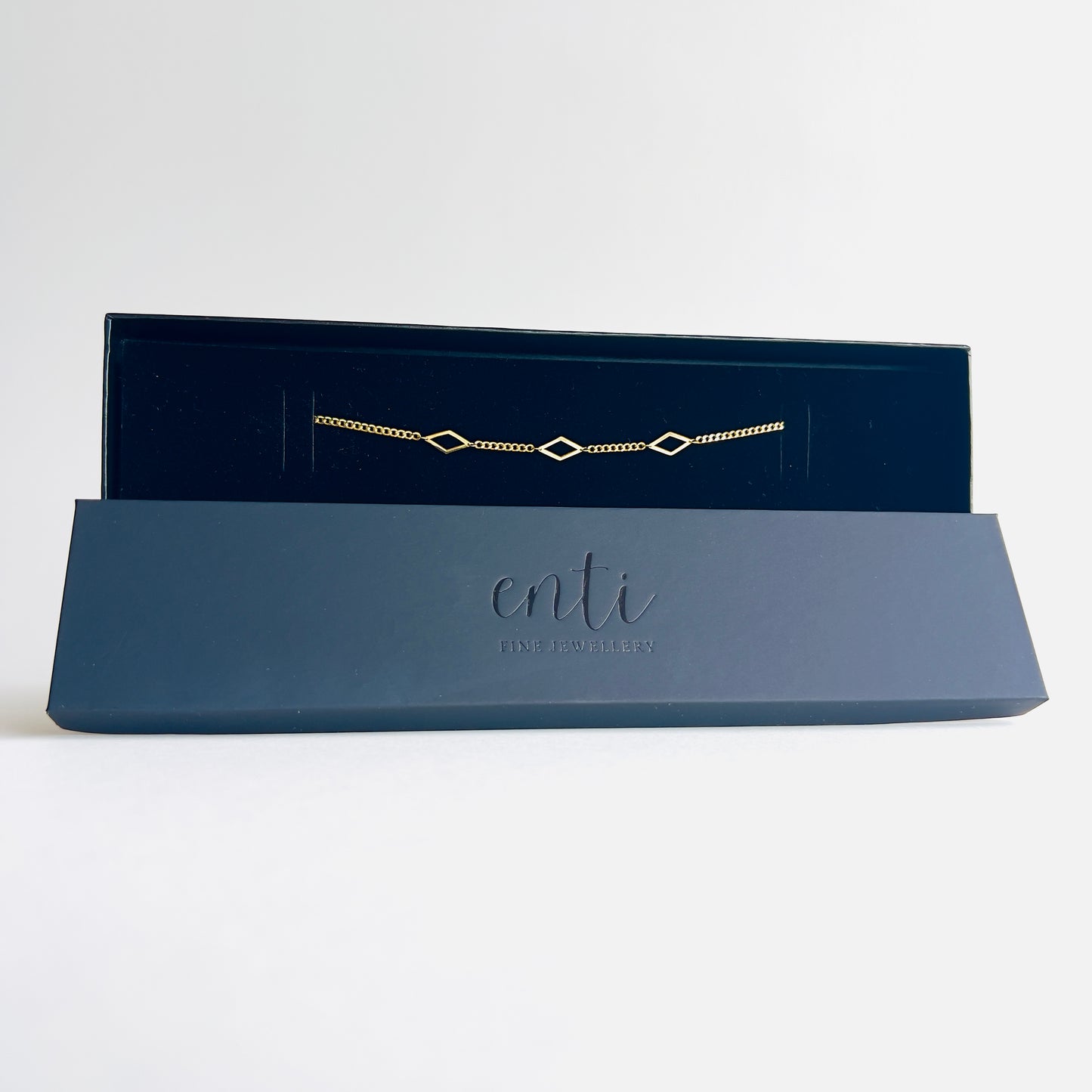 18k yellow gold diamond-shaped bracelet in curb chain style