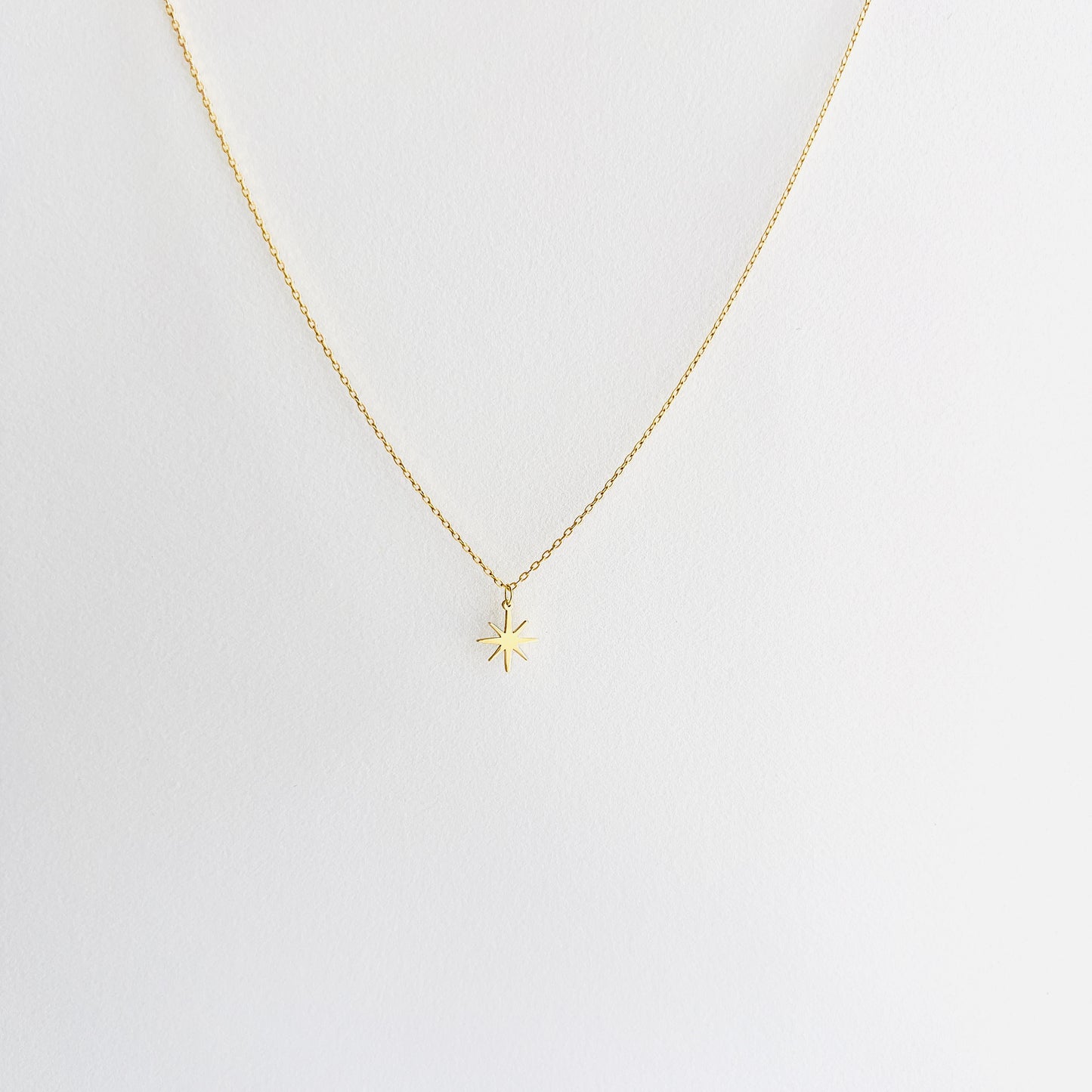 18K yellow gold chain with star pendent