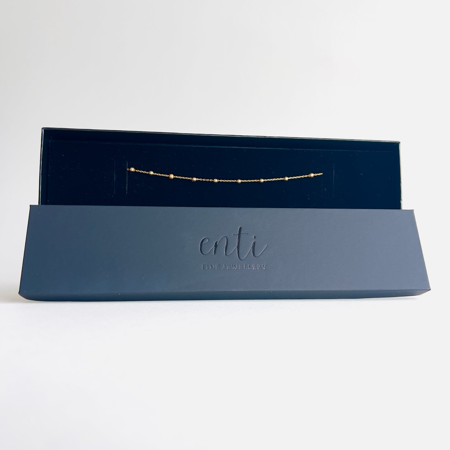 Enti Arwa bracelet, handmade in 18k yellow gold with delicate polished beads, presented in the signature Enti Jewellery box