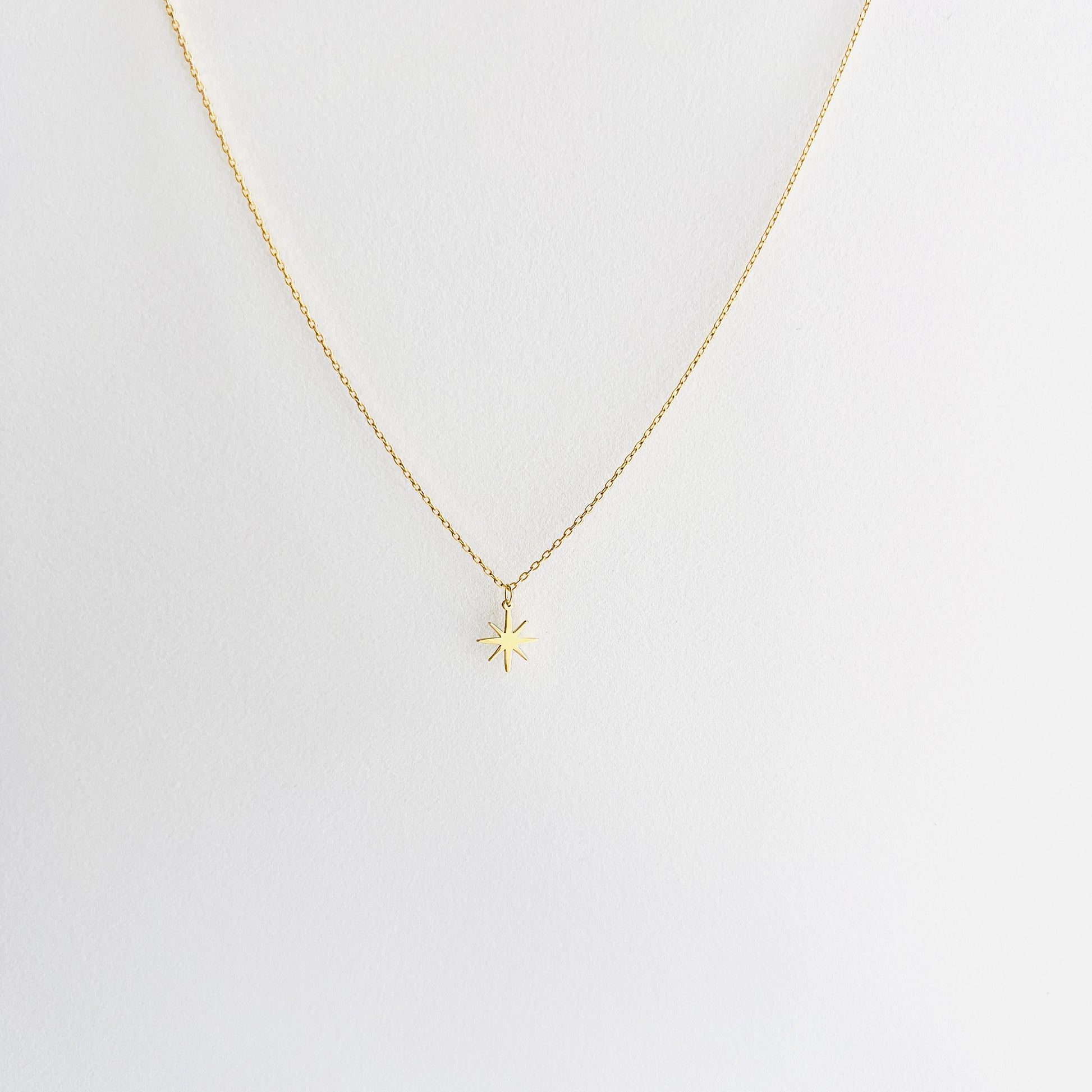 18K yellow gold chain with star pendent