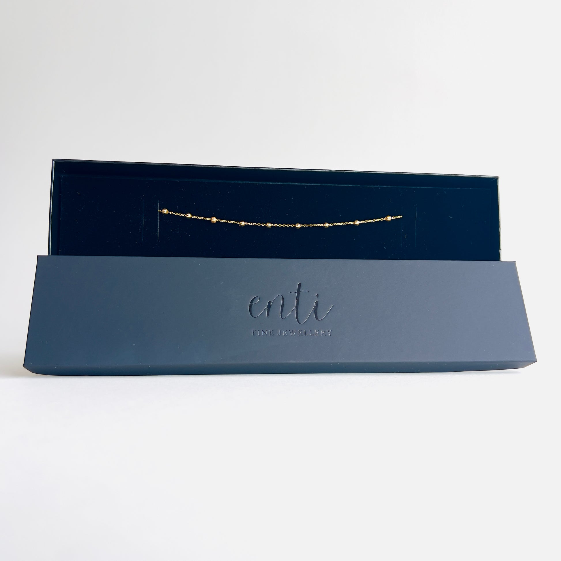 Enti Arwa bracelet, handmade in 18k yellow gold with delicate polished beads, presented in the signature Enti Jewellery box